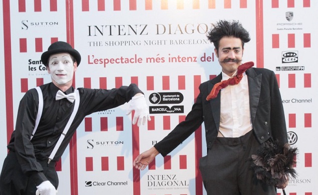 Intenz Diagonal: circo y compras llenan la noche de Barcelona
